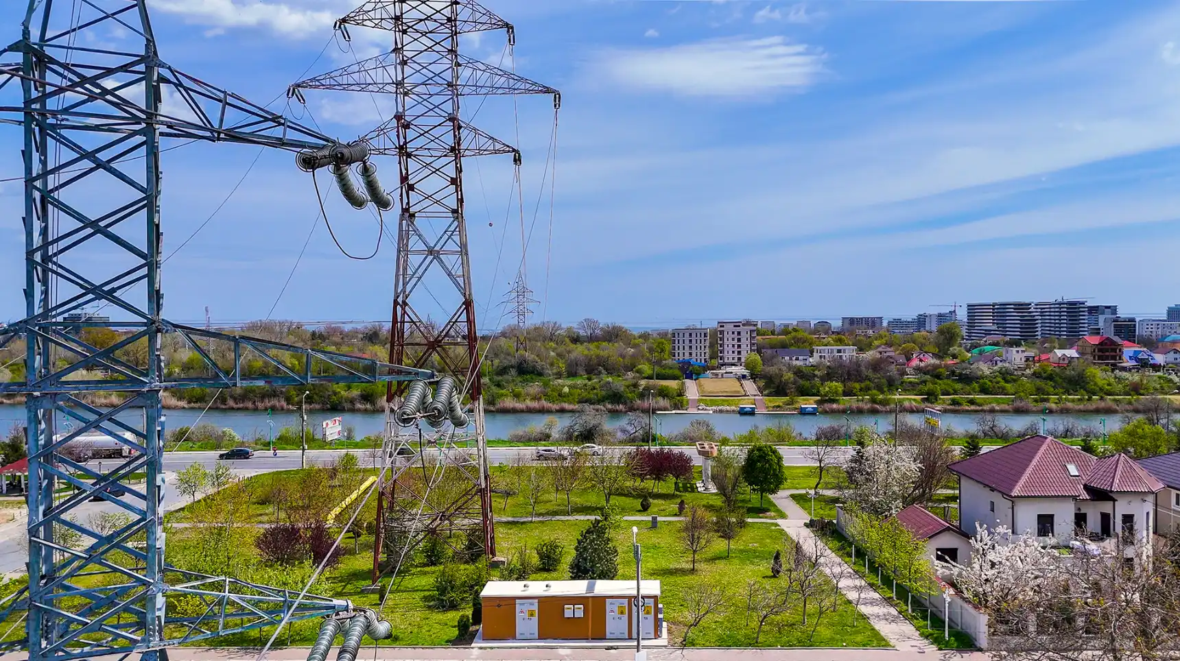 alt="Adrem a finalizat lucrările de dezvoltare, modernizare și sistematizare a rețelei de medie tensiune aferente stației de transformare 110/20 kV Năvodari, într-un proiect realizat pentru Rețele Electrice România și finanțat prin intermediul Fondului pentru Modernizare. Proiectul a vizat modernizarea infrastructurii de distribuție a energiei electrice într-o zonă aflată într-o dezvoltare accelerată, caracterizată prin creșterea continuă a consumului și extinderea zonelor rezidențiale și turistice din Năvodari și Mamaia Nord. În cadrul lucrărilor au fost realizați circa 37 km de rețele de medie tensiune și au fost modernizate, integrate sau nou înființate 14 posturi de transformare. Proiectul a inclus: • modernizarea liniilor de medie tensiune aferente stației Năvodari; • montare analizoare de rețea în 53 de posturi de transformare; • înlocuirea unor tronsoane aeriene cu cabluri subterane; • instalarea de noi PTAB-uri și modernizarea unor posturi existente; • integrarea sistemelor de telecontrol și SCADA; • implementarea infrastructurii necesare pentru digitalizarea și monitorizarea rețelei. Totodată, proiectul a inclus instalarea de echipamente RTU pentru monitorizare și comandă la distanță, integrarea infrastructurii de comunicații și pregătirea rețelei pentru tehnologii inteligente de operare și management al distribuției energiei electrice. Prin implementarea proiectului, infrastructura existentă, dificil de întreținut și afectată de tehnologii învechite, a fost înlocuită cu soluții moderne, sigure și mai eficiente, contribuind la: • creșterea continuității în alimentarea cu energie electrică; • reducerea timpilor de întrerupere și intervenție; • îmbunătățirea calității energiei furnizate consumatorilor; • reducerea pierderilor tehnologice; • creșterea gradului de digitalizare a rețelei. Proiectul a fost realizat cu sprijinul echipelor Adrem implicate în proiectare, execuție, integrare și punere în funcțiune, cărora le mulțumim pentru profesionalism și implicare pe parcursul tuturor etapelor de implementare. Mulțumim, de asemenea, partenerilor noștri de la Rețele Electrice România pentru încrederea acordată și pentru buna colaborare în realizarea acestui proiect important pentru infrastructura energetică din regiune."